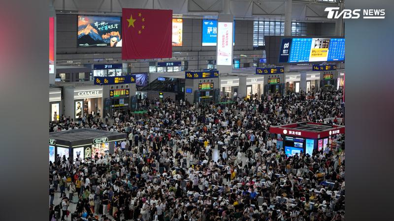 中國十一長假雖湧現出遊人潮,但整體消費大跳水,受房市低迷與就業前景不佳影響,旅客態度趨於保守,每趟平均旅遊支出與電影票房均雙雙創下近年新低。(圖/達志影像路透社)