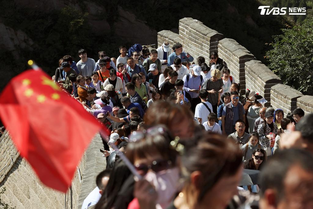 十一黃金周長假各地湧現出遊人潮,然而受到房市低迷與就業前景不明影響,民眾消費態度顯著轉趨保守,呈現「人出去了、錢卻花得更少」的現象。(圖/達志影像路透社)