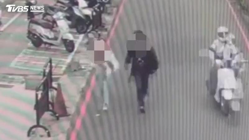 涉及毒品案的男女,在街頭狂奔躲避警方。(圖/TVBS)