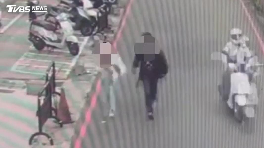 涉及毒品案的男女,在街頭狂奔躲避警方。(圖/TVBS)