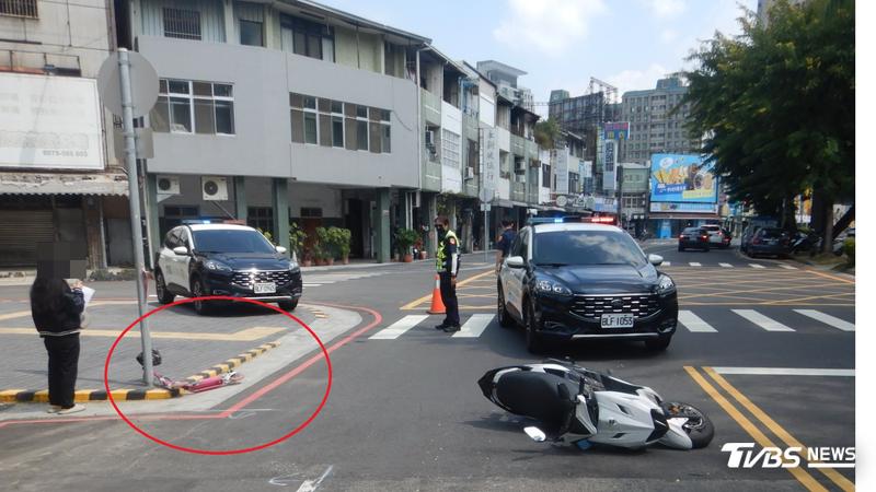 女童使用滑板車與機車發生撞擊。(圖/民眾提供)