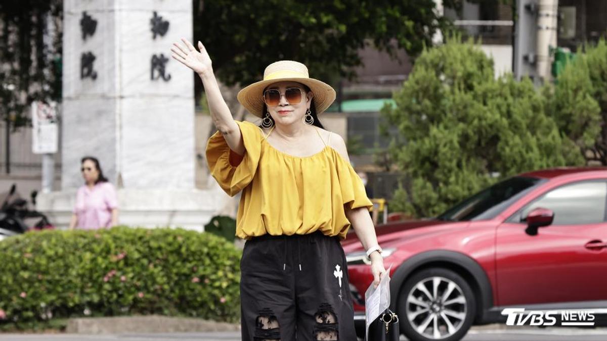 許純美消失9年突露面!唐綺陽驚揭「六星逆行」太狂:連阿美姐都出現了