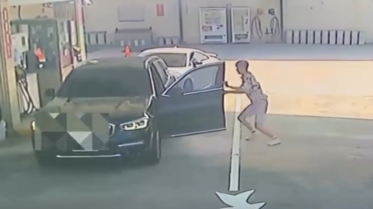 根本不認識...騎士逆向闖 伸手開車門拉人
