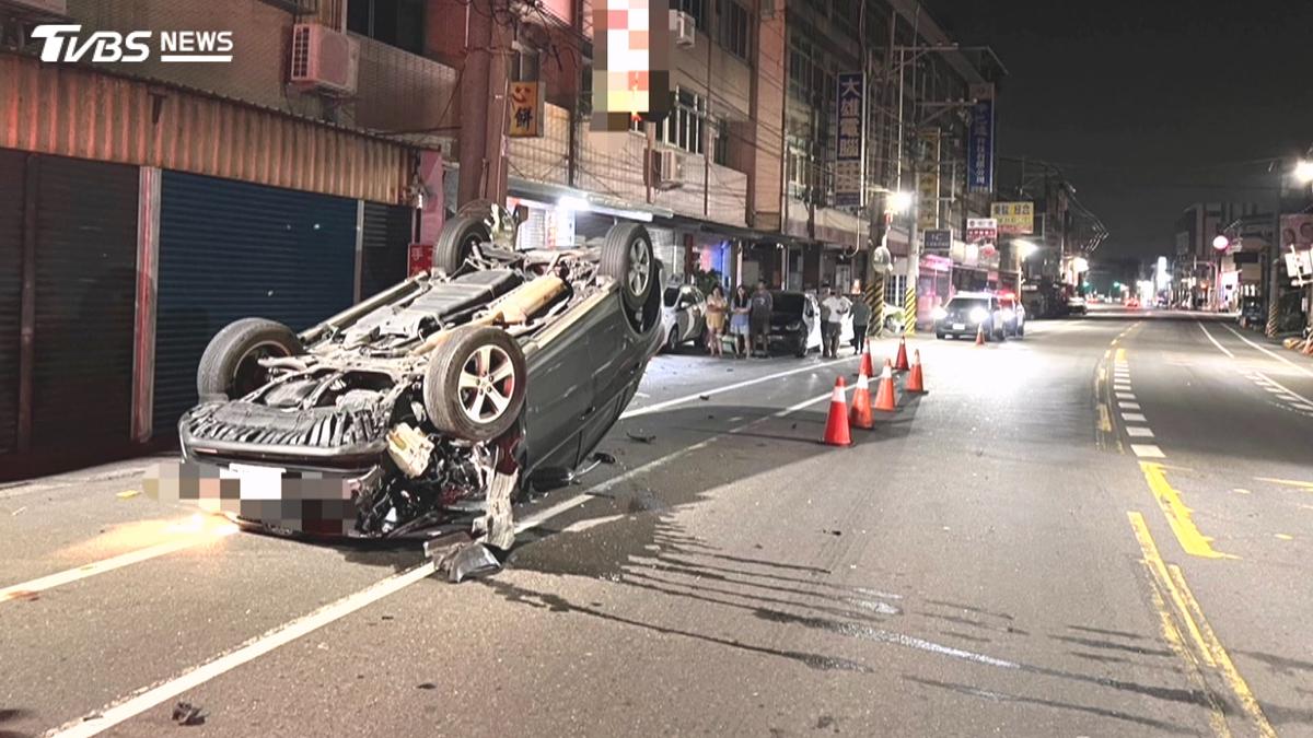 酒駕男撞翻覆「四輪朝天」!波及民宅機車 酒測值高達0.87