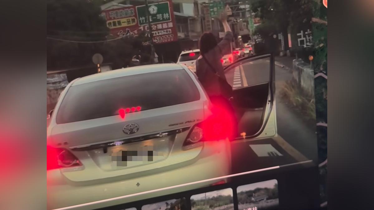 女子遭打巴掌跳車「 雙手合十」求救 竟遭前夫開車拖行5公尺