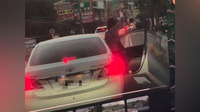 女子遭打巴掌跳車「 雙手合十」求救 竟遭前夫開車拖行5公尺