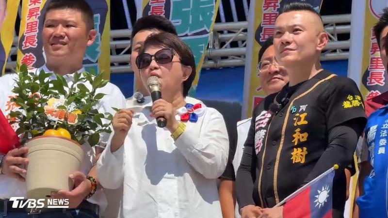 台中市長盧秀燕為白營議員江和樹競選站台,致送檸檬樹。(圖/民眾提供)
