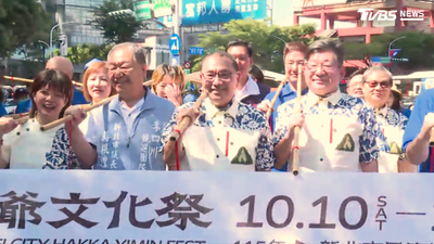 新北義民爺文化祭侯友宜扛扁擔踩街 重現「挑擔奉飯」傳統文化
