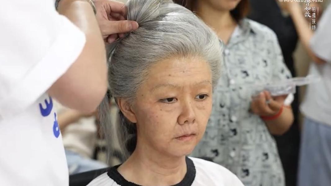 譚松韻花6小時進行「老化」化妝。(圖/翻攝自微博)