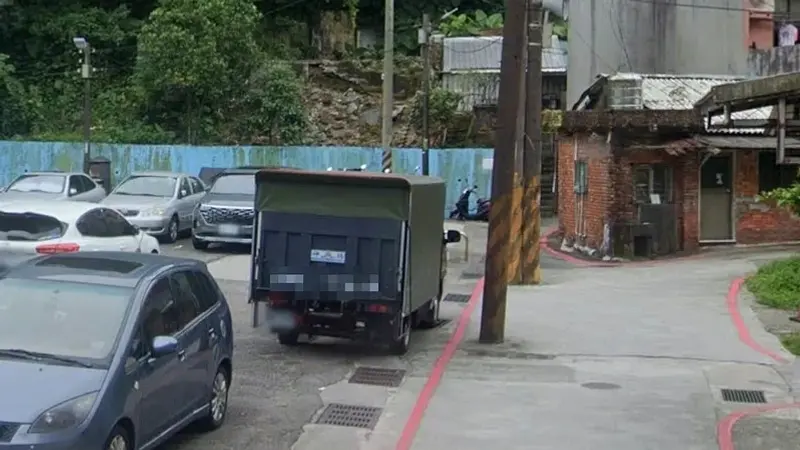 女子將車停在免費國有地挨罰,慘吞8罰單。(圖/翻攝自Google Maps)