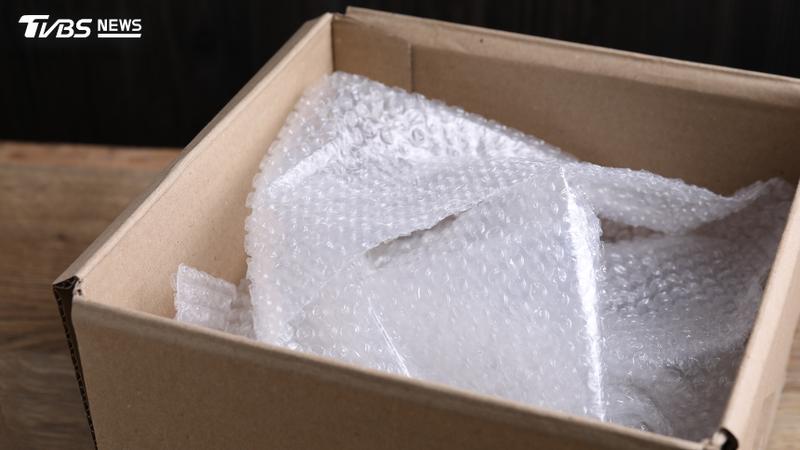 在包裹、寄送物品時,常常會用到氣泡紙(又稱泡泡紙、氣泡膜),防止物品受到碰撞。