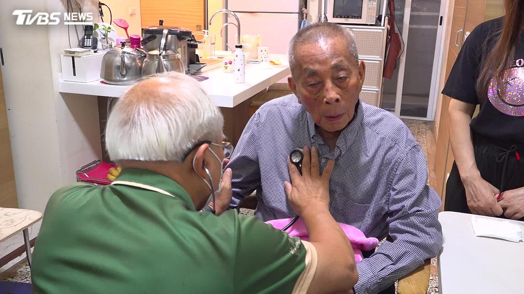 醫師揹10公斤設備到府,高齡社會讓居家醫療需求暴增。(圖/TVBS)