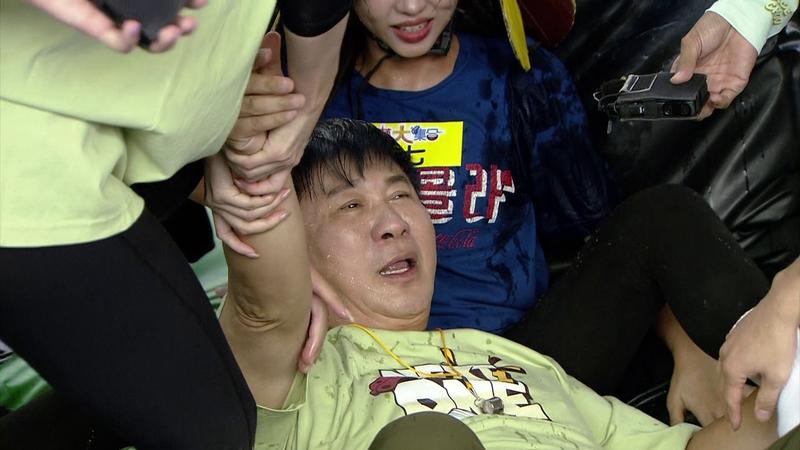 胡瓜累到癱倒在地。(圖/民視提供)