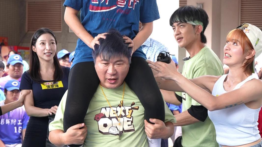 胡瓜賣力玩遊戲扛人,眾人都很替他緊張。(圖/民視提供)