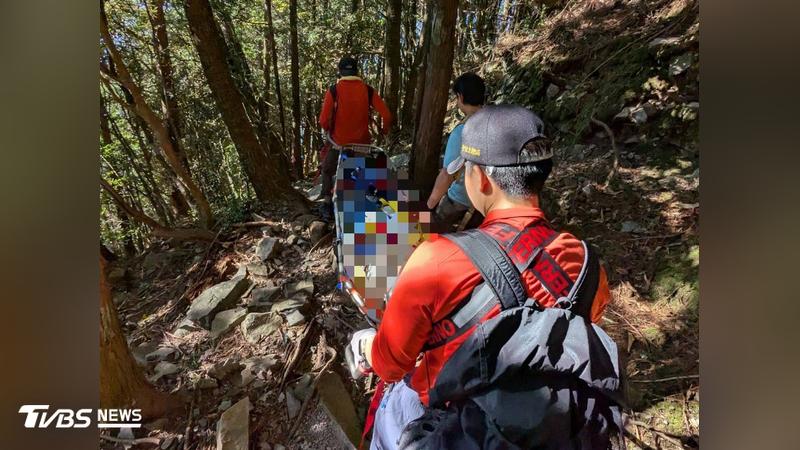 八仙山傳出男山友倒地,無呼吸心跳緊急搬運送醫。(圖/民眾提供)