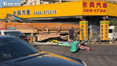 快訊/桃園砂石車駕駛打瞌睡插進車行!待售車遭撞爛 損失300萬