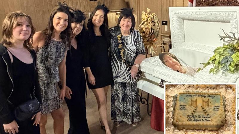 80歲老婦尼爾在生日當天親自主辦「生前告別式」,胸前繫著「應觀眾要求重新登場」綵帶,開心與棺木內的等身人形立牌合影。(圖/翻攝自Facebook@Maya Medina)