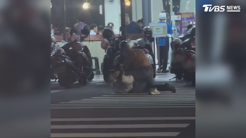 停車引爆肝火!台南2男當街扭打「壓地猛揍」 鮮魚湯店客全看傻(圖/翻攝 threads@ hoh.617)