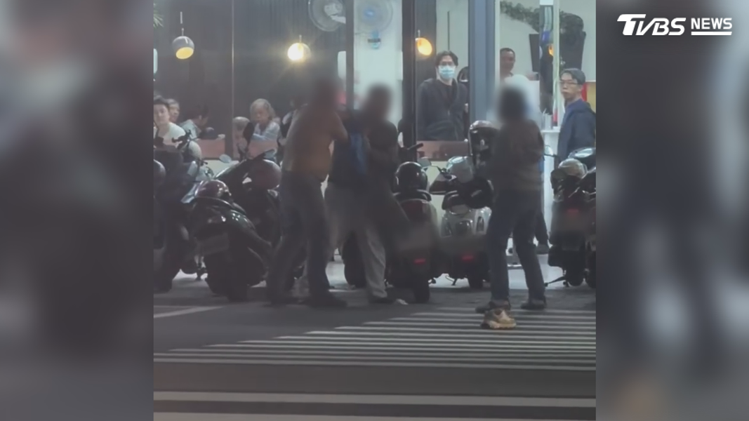 雙十連假驚見街頭全武行!2阿伯當街滾地互毆 衣服扯破仍不罷休(圖/翻攝 threads@ hoh.617)