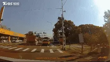 砂石車-車禍-煞車失靈-中古車行-電線桿掉落-桃園