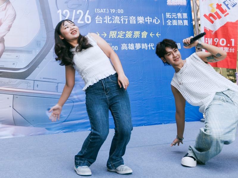 鼓鼓與歌迷在簽唱會上挑戰高難度下腰動作。(圖/相信音樂提供)