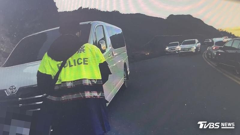 雙十連假合歡山路段塞爆,警方舉發違停車輛。(圖/警方提供)