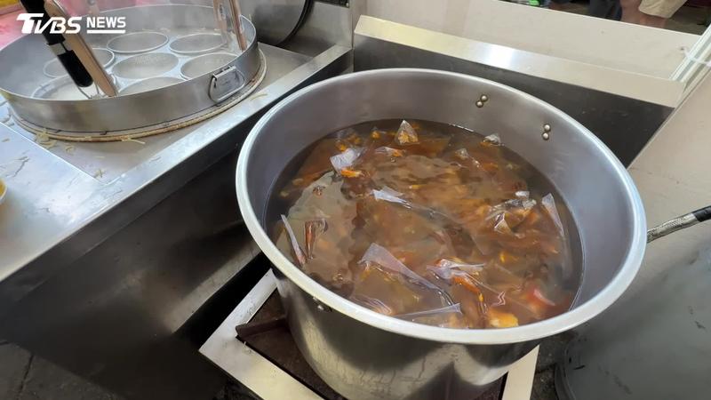 2026臺北國際牛肉麵節於10月9日至11日在圓山花博登場,不過民眾質疑,現煮的牛肉麵偏少,反而多數是現成的料理包。(圖/TVBS)