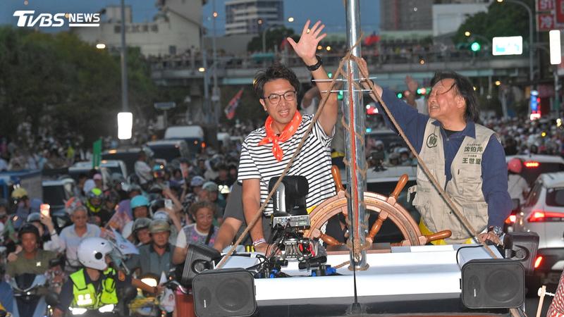 民進黨台北市長參選人沈伯洋首次北市車掃出航,在中山大同立委王世堅陪同下,現場人山人海湧現機車「貪食蛇」。(圖/胡瑞麒攝)