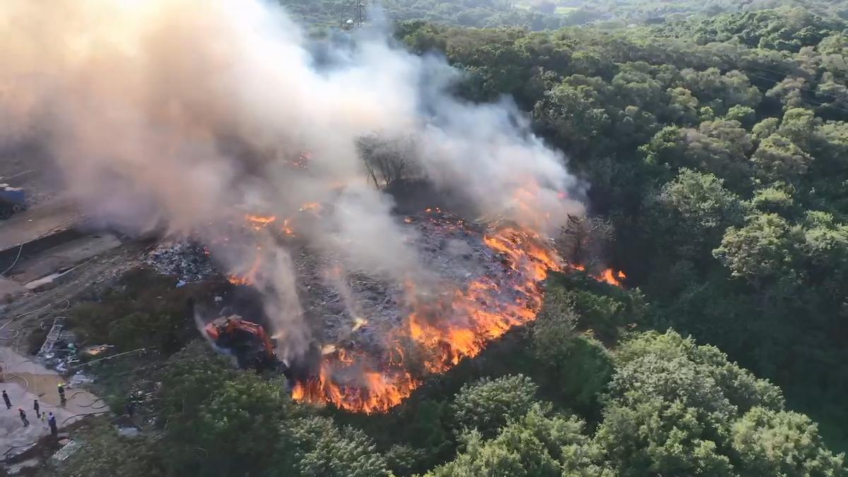 垃圾山燒成「火燄山」!苑裡掩埋場烈焰沖天 空汙恐擴散南下