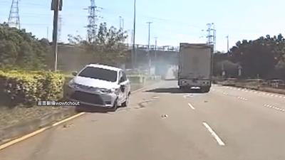 貨櫃車切車道釀禍!轎車遭推撞「再撞分隔島」變逆向 後車急按喇叭