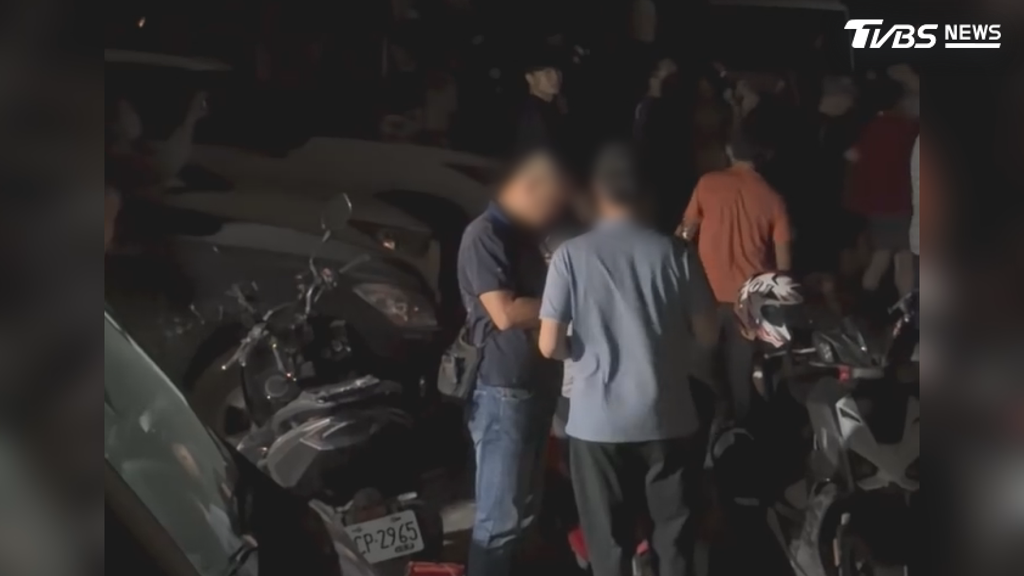 工作人員並表示無人機是被其他東西干擾，傷者親友痛批，即使已經砸傷人，另外兩台無人機仍繼續飛行，根本是罔顧人命。（圖／TVBS）