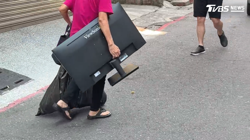 女童阿嬤返回三民區住家整理孫女的衣物和日常用品，堅稱不曉得孩子受虐（圖／TVBS）