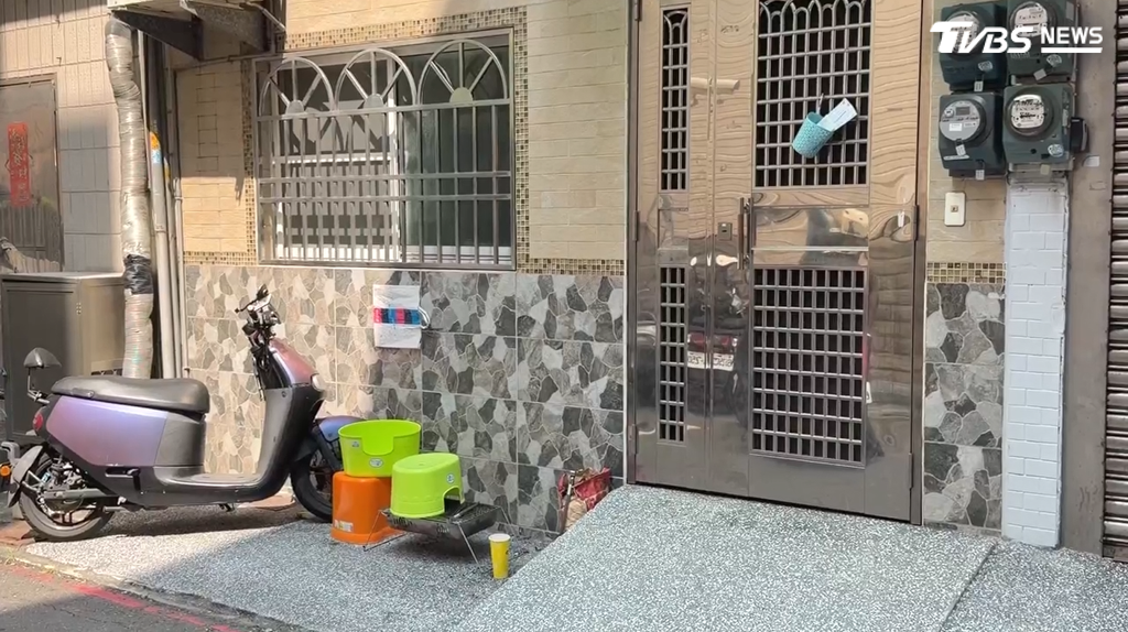 附近鄰居透露，這對夫妻平時態度很兇，而且是近期才剛搬來，雖然常在外面烤肉，但警察最近頻繁出入該住處（圖／TVBS）