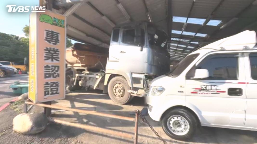 砂石車衝上分隔島撞進店內!紅綠燈斷、損6車(圖/TVBS)