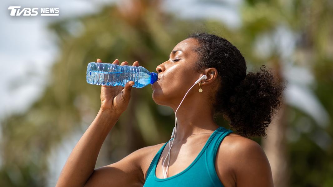 正常飲水搭配運動能夠更快速將身體狀態拉回。(圖/Shutterstock達志影像)