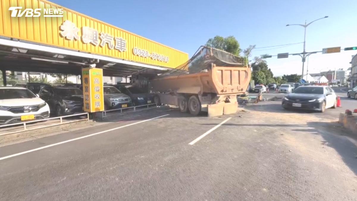 砂石車衝上分隔島撞進店內!紅綠燈斷、損6車 駕駛自稱「開到睡著」