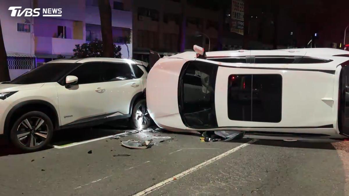 有片/高雄休旅車擦撞失控側翻!駕駛慘受困…下秒被抓包酒駕慘了