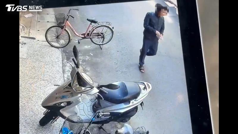 凶嫌疑似一邊逃逸、一邊擦拭血跡。(圖/TVBS)