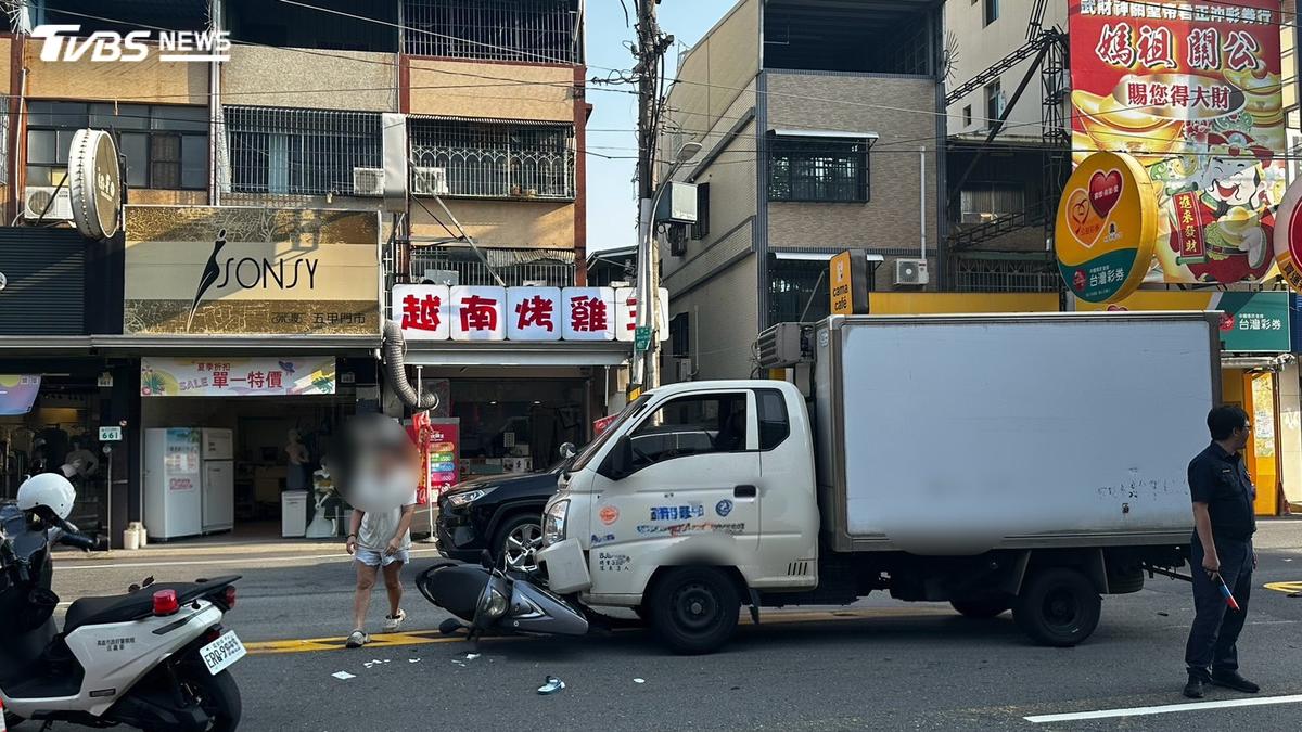 有片/奪命瞬間曝!高雄男騎士遭貨車迎面撞噴 傷重送醫不治