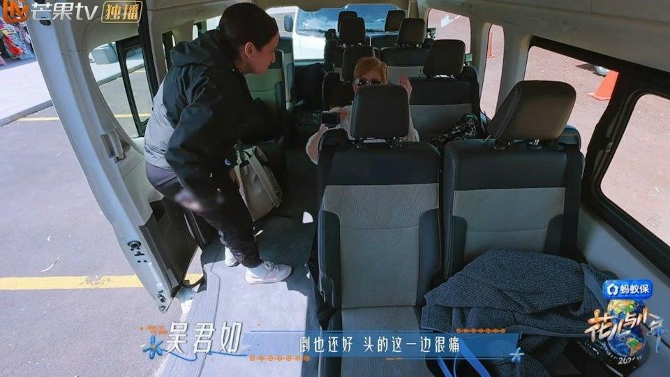 吳君如隨隊抵達金字塔景區坦言內心非常緊張。（圖／翻攝自《花兒與少年2026》）