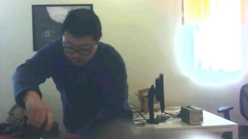 女同事在辦公桌設置隱藏攝影機,意外拍下工程師在其水中下毒。(圖/翻攝紐約郵報)