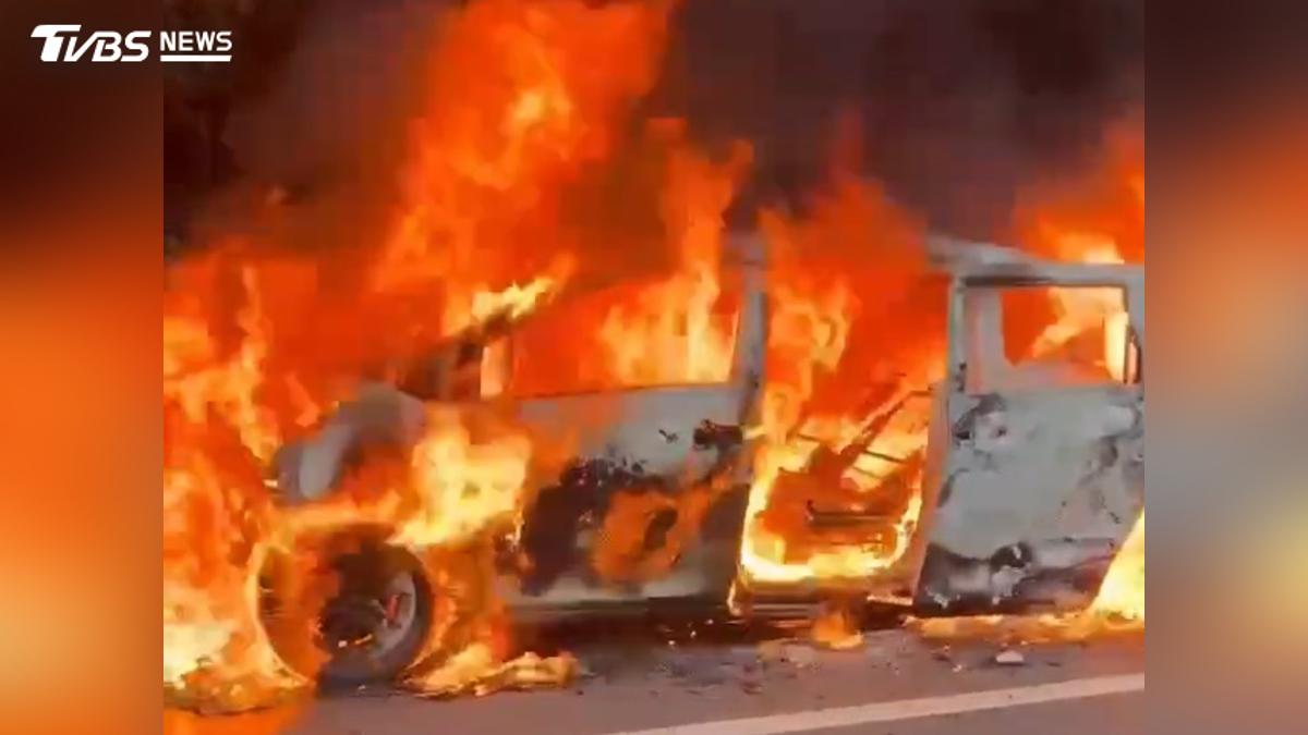 嚇人火海畫面曝!蘇花公路火燒車「燒到只剩骨架」收假塞爆