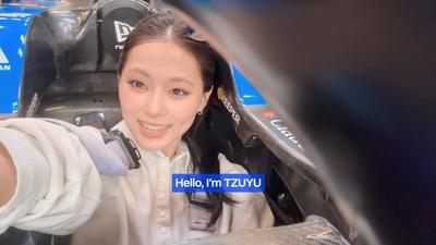 周子瑜體驗F1賽車!坐進駕駛座「嗨到仰頭大笑」 可愛畫面曝光網友全融化