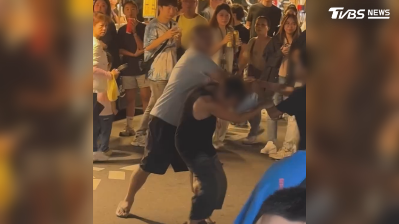 嘉義文化路夜市一對夫妻因口角爆發肢體衝突,壯漢見狀上前阻止,卻與丈夫發生衝突,雙方大打出手(圖/翻攝Threads@twitter_0.0)