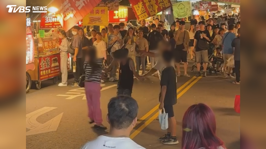 體型壯碩的白衣男子不斷朝穿黑色吊嘎的男子揮拳,隨後一名條紋衣女子也加入戰局,直接把包包往吊嘎男身上砸(圖/翻攝Threads@twitter_0.0)