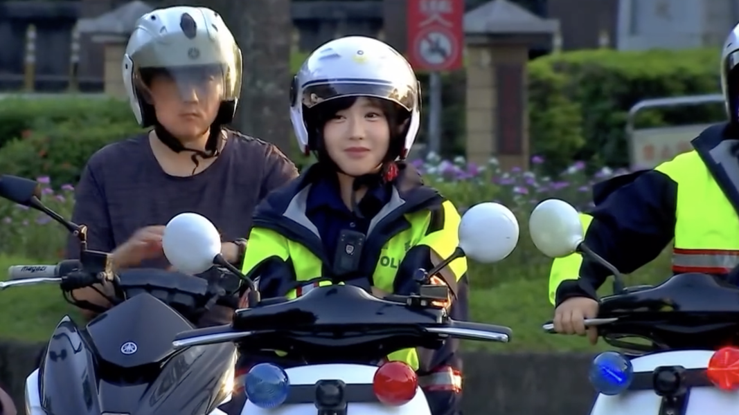 女警甜笑讓網友直呼戀愛了。(圖/TVBS)