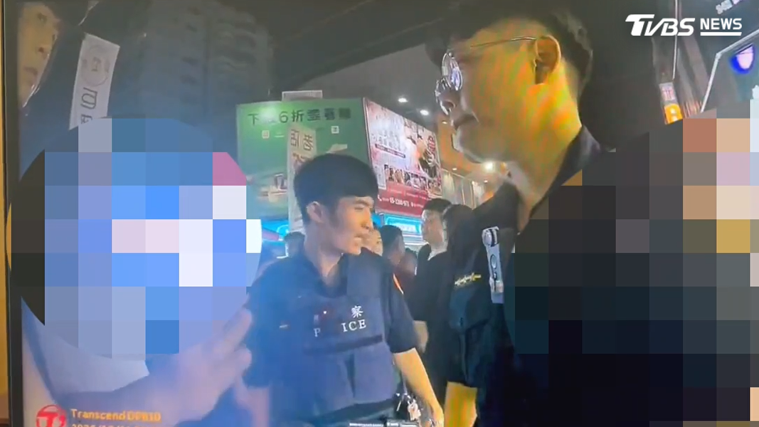 員警抵達後,雙方當事人各說各話,吊嘎男指控遭到攻擊,但邱姓男子則反駁對方打老婆、還打到小孩(圖/TVBS)