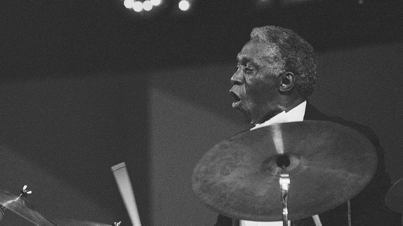 硬咆勃鼓王Art Blakey,用狂熱鼓浪催生半個爵士樂壇。(圖/達志影像美聯社)