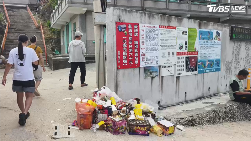 國慶三天連假小琉球湧入超過2萬人,知名景點旁出現大量施放完的炮竹、喝完的飲料杯,小琉球瞬間淪為垃圾島(圖/TVBS)