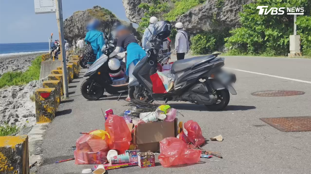 小琉球厚石群礁觀音石附近,成堆垃圾直接被丟棄在道路上,清一色都是炮竹殘骸(圖/TVBS)